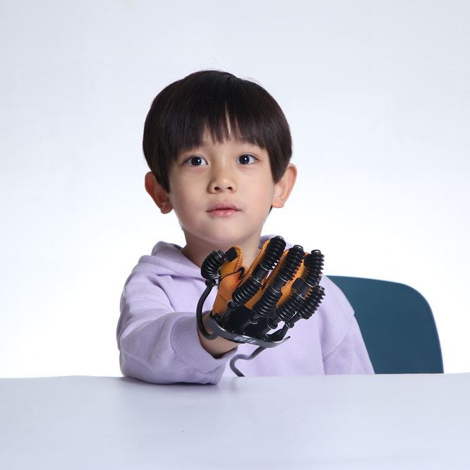 Terapija Glove Għall Kid
